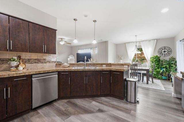 497 Charbonnueau Dr, Richland, WA 99352