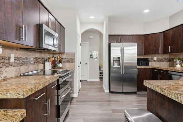 497 Charbonnueau Dr, Richland, WA 99352