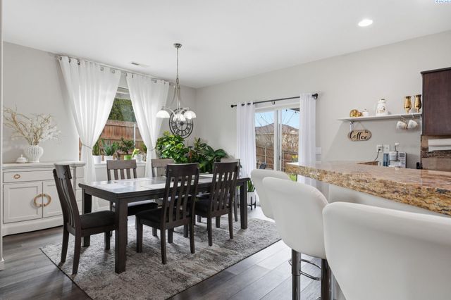 497 Charbonnueau Dr, Richland, WA 99352