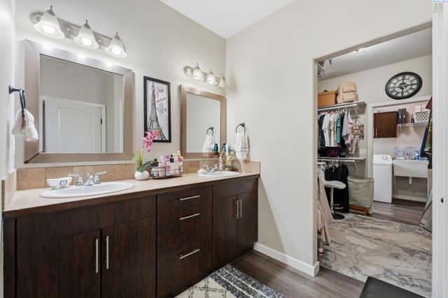 497 Charbonnueau Dr, Richland, WA 99352