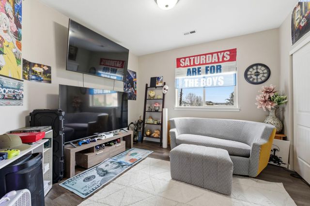 497 Charbonnueau Dr, Richland, WA 99352