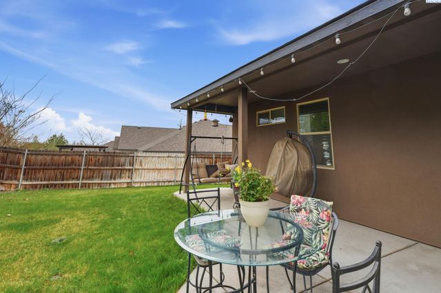 497 Charbonnueau Dr, Richland, WA 99352