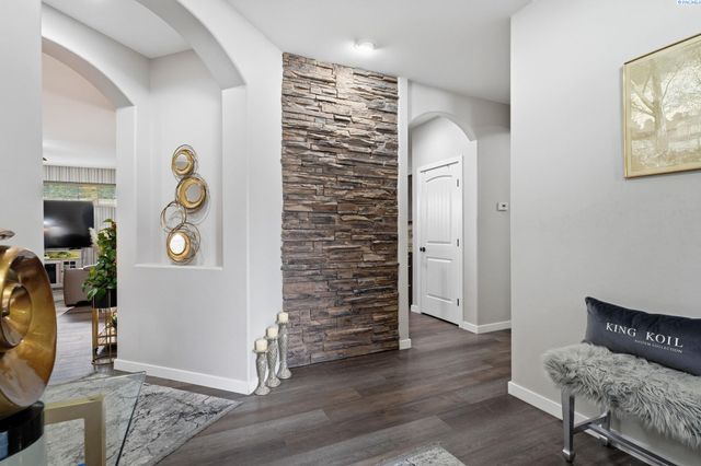 497 Charbonnueau Dr, Richland, WA 99352