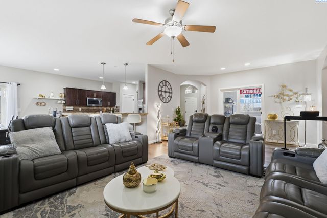 497 Charbonnueau Dr, Richland, WA 99352