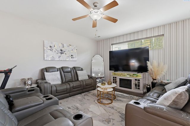 497 Charbonnueau Dr, Richland, WA 99352