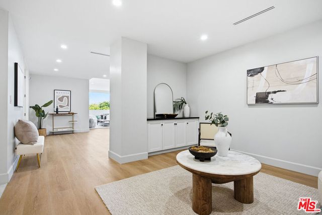 325 N Oakhurst Drive 405, Beverly Hills, CA 90210