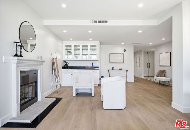 325 N Oakhurst Drive 405, Beverly Hills, CA 90210