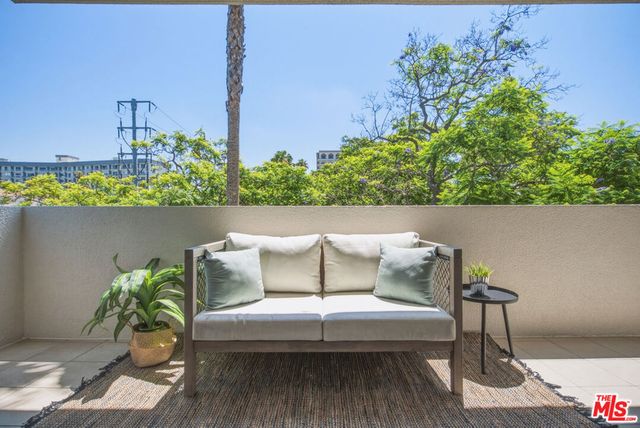 325 N Oakhurst Drive 405, Beverly Hills, CA 90210