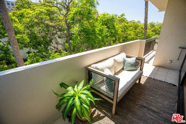 325 N Oakhurst Drive 405, Beverly Hills, CA 90210