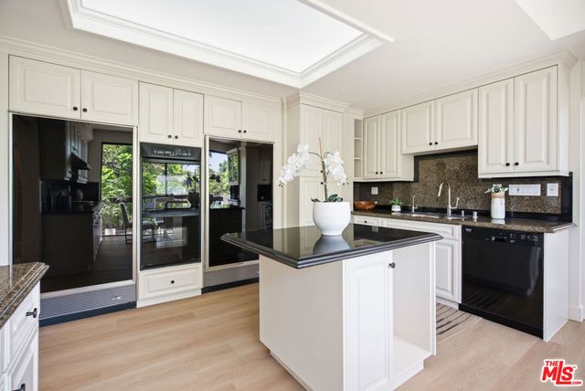 325 N Oakhurst Drive 405, Beverly Hills, CA 90210