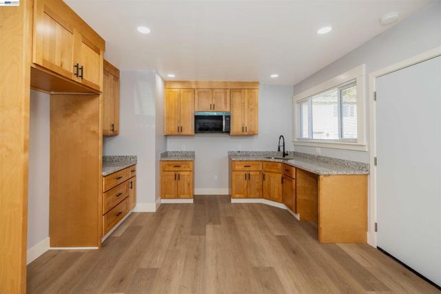 9644 D St, Oakland, CA 94603