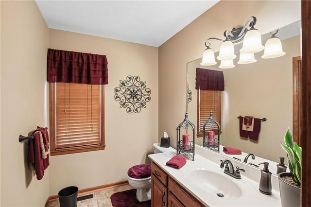 1083 NE Greenwood Court, Blue Springs, MO 64014