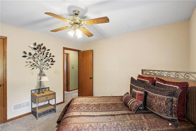 1083 NE Greenwood Court, Blue Springs, MO 64014