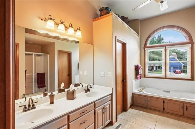 1083 NE Greenwood Court, Blue Springs, MO 64014