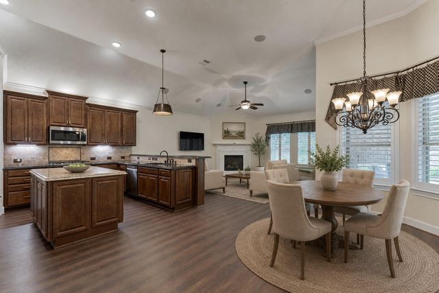11 S Sandbells Park Lane, Montgomery, TX 77316