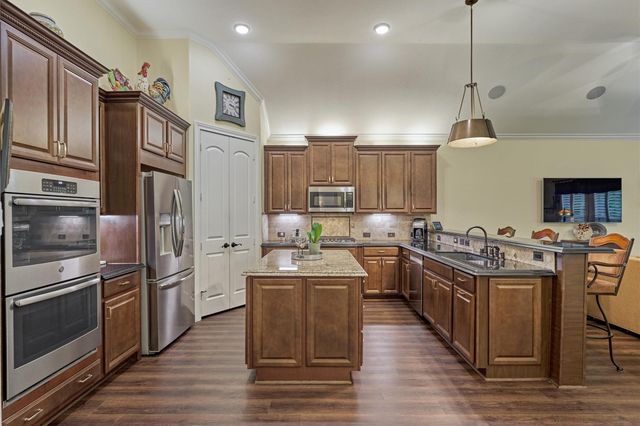 11 S Sandbells Park Lane, Montgomery, TX 77316