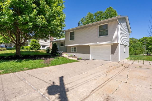 1817 Fairmeadows Drive, Bettendorf, IA 52722