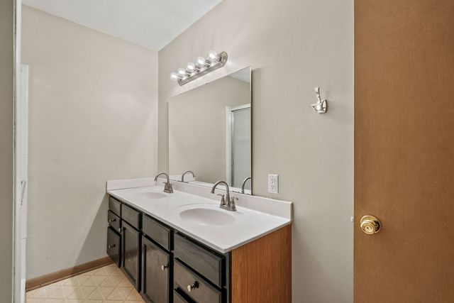 1817 Fairmeadows Drive, Bettendorf, IA 52722