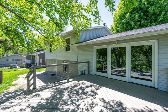 1817 Fairmeadows Drive, Bettendorf, IA 52722