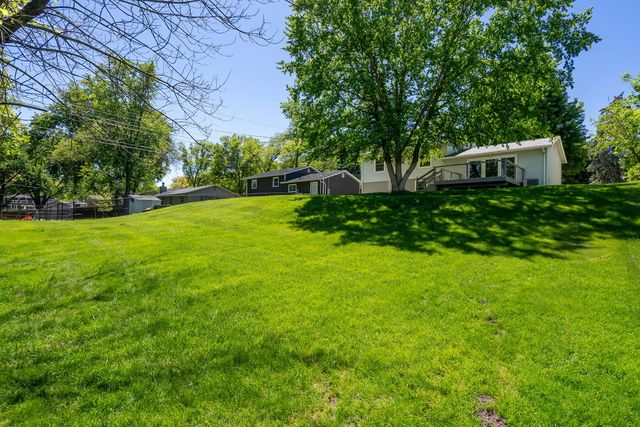 1817 Fairmeadows Drive, Bettendorf, IA 52722