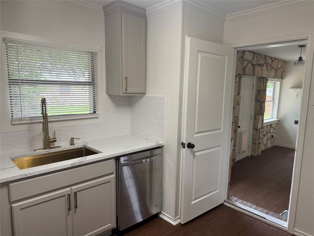607 E Hundley Drive, Lake Dallas, TX 75065