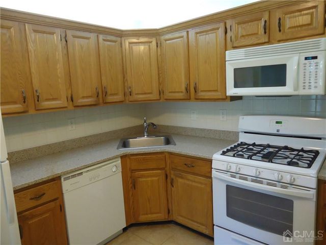 313 Wimbeldon Court, North Brunswick, NJ 08902