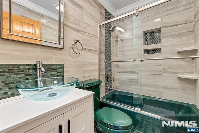123 Sussex Road, Bergenfield, NJ 07621