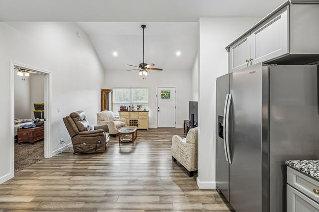 2800 N Hurricane Creek Rd, Mc Ewen, TN 37101