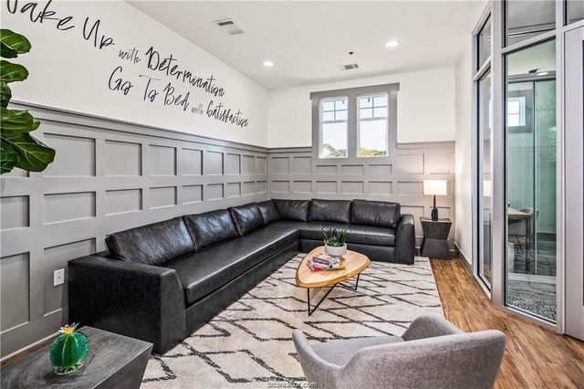 1725 Harvey Mitchell S 411, College Station, TX 77840