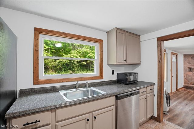 1047 Drift Fork Rd, Elizabeth, WV 26143