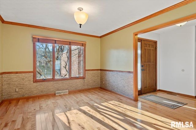 2553 CHAPEL HILL Drive, Springfield, IL 62702