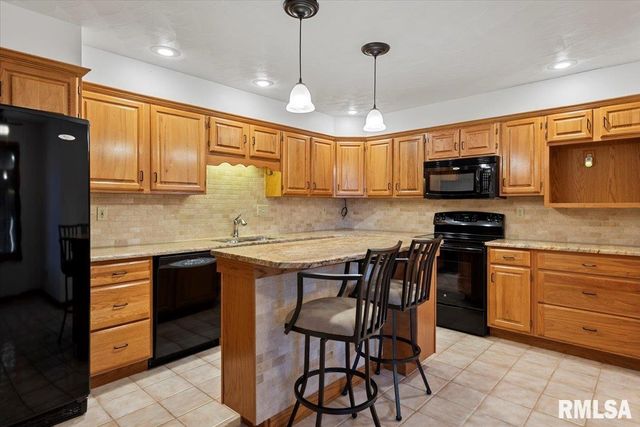 2553 CHAPEL HILL Drive, Springfield, IL 62702