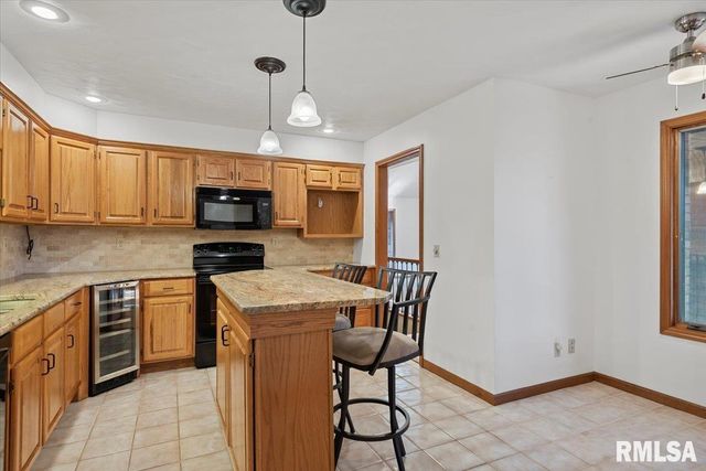 2553 CHAPEL HILL Drive, Springfield, IL 62702