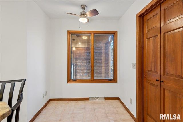 2553 CHAPEL HILL Drive, Springfield, IL 62702