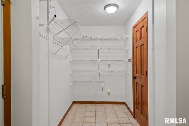 2553 CHAPEL HILL Drive, Springfield, IL 62702