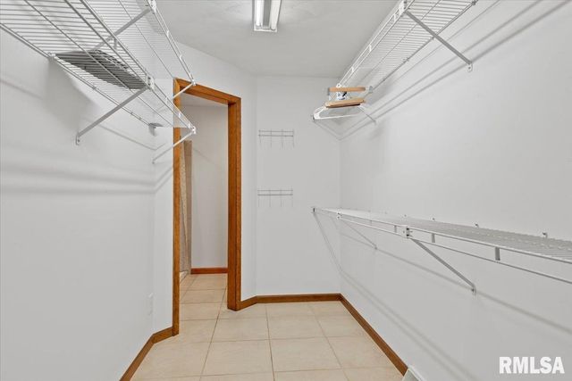 2553 CHAPEL HILL Drive, Springfield, IL 62702