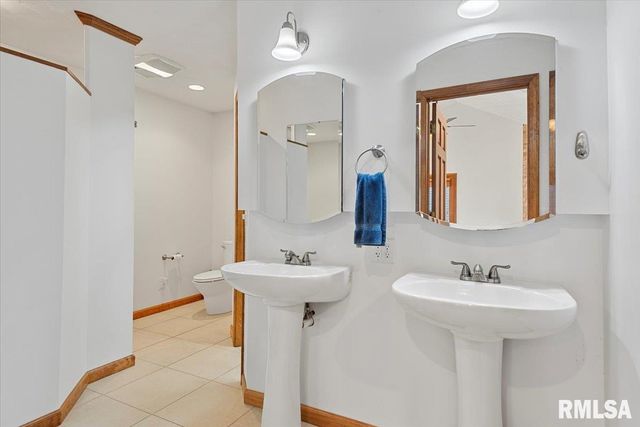 2553 CHAPEL HILL Drive, Springfield, IL 62702