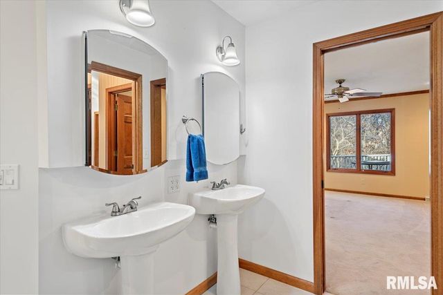 2553 CHAPEL HILL Drive, Springfield, IL 62702