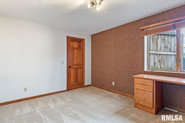 2553 CHAPEL HILL Drive, Springfield, IL 62702