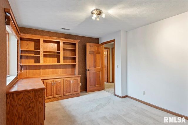 2553 CHAPEL HILL Drive, Springfield, IL 62702