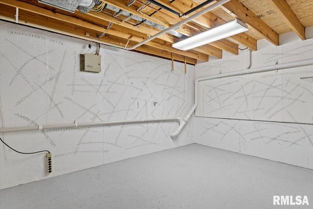 2553 CHAPEL HILL Drive, Springfield, IL 62702