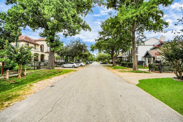 729 E 9th Street, Houston, TX 77007