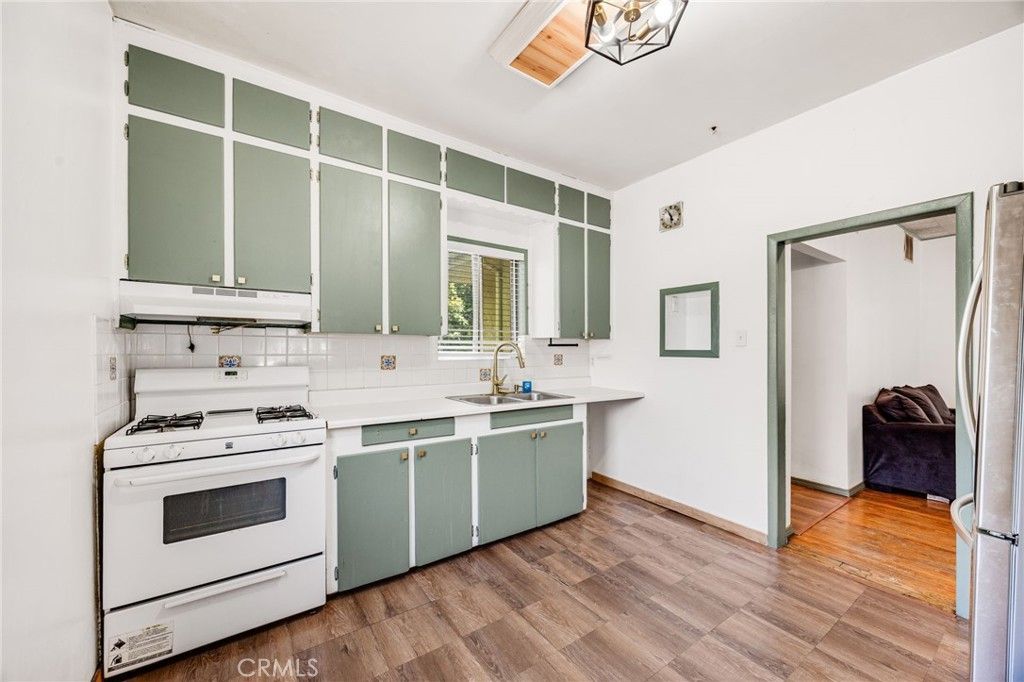 Image 12 of property listing at 918 Terrace 49, Los Angeles, CA 90042