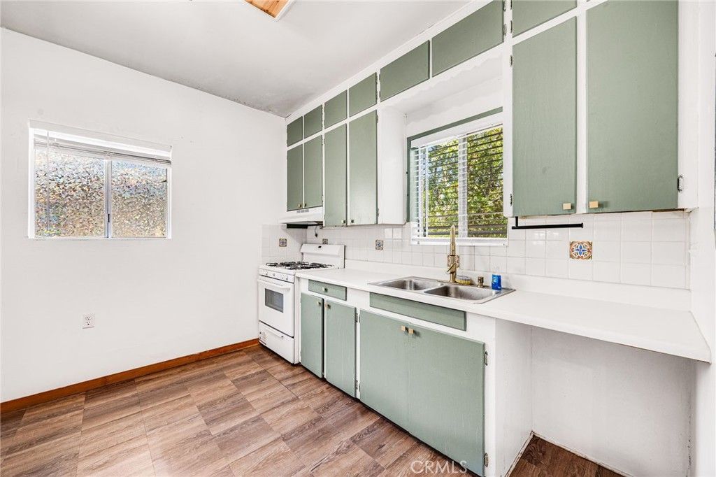 Image 13 of property listing at 918 Terrace 49, Los Angeles, CA 90042