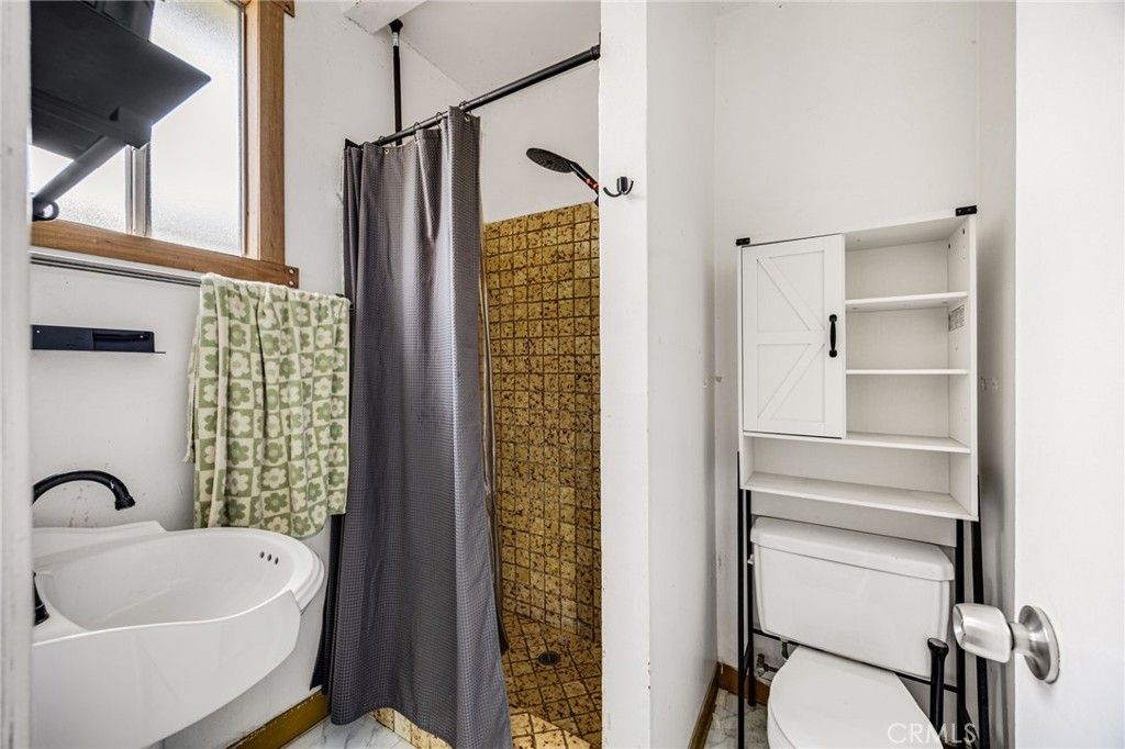 Image 18 of property listing at 918 Terrace 49, Los Angeles, CA 90042