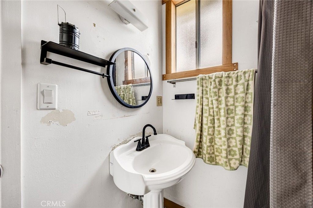 Image 19 of property listing at 918 Terrace 49, Los Angeles, CA 90042