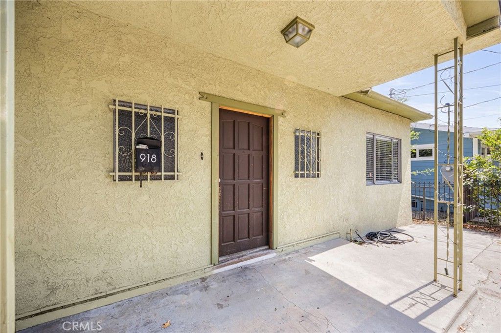 Image 2 of property listing at 918 Terrace 49, Los Angeles, CA 90042
