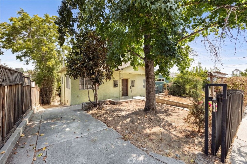 Image 3 of property listing at 918 Terrace 49, Los Angeles, CA 90042