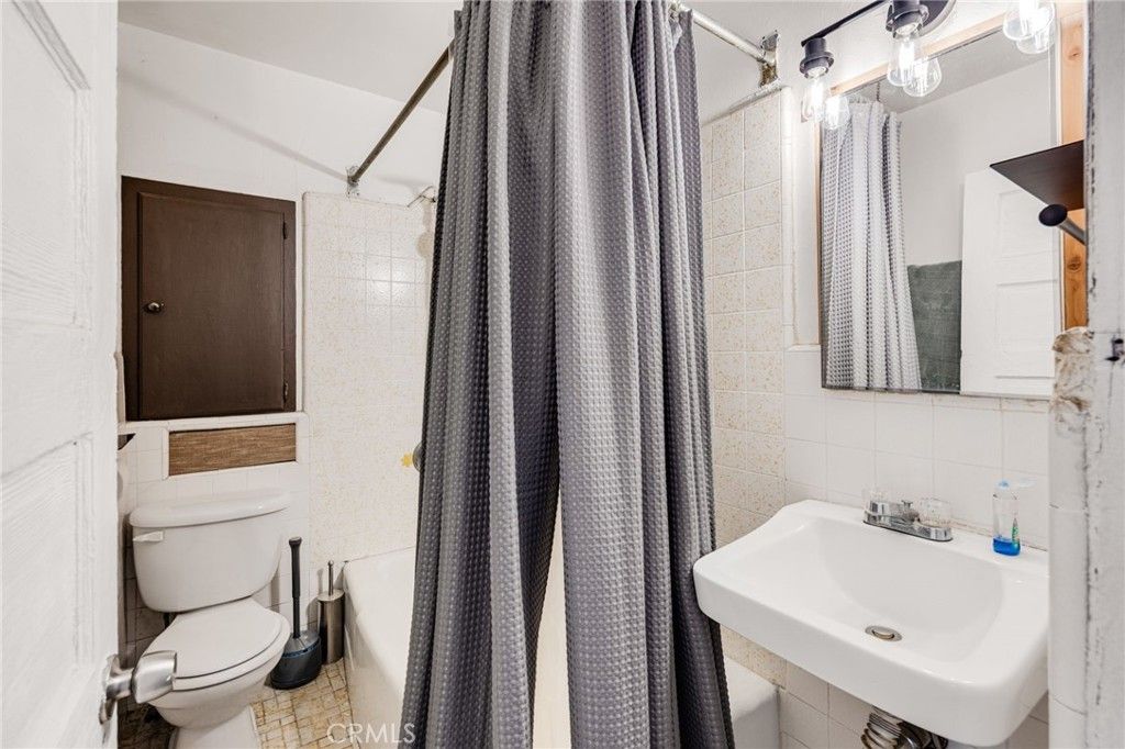 Image 34 of property listing at 918 Terrace 49, Los Angeles, CA 90042