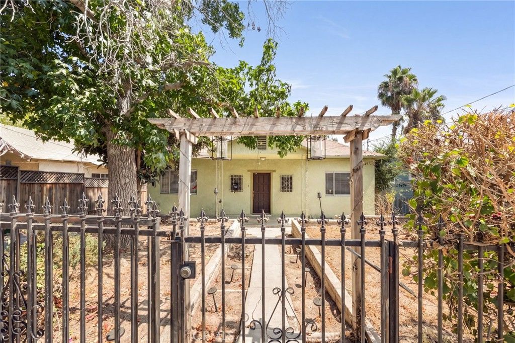 Image 4 of property listing at 918 Terrace 49, Los Angeles, CA 90042